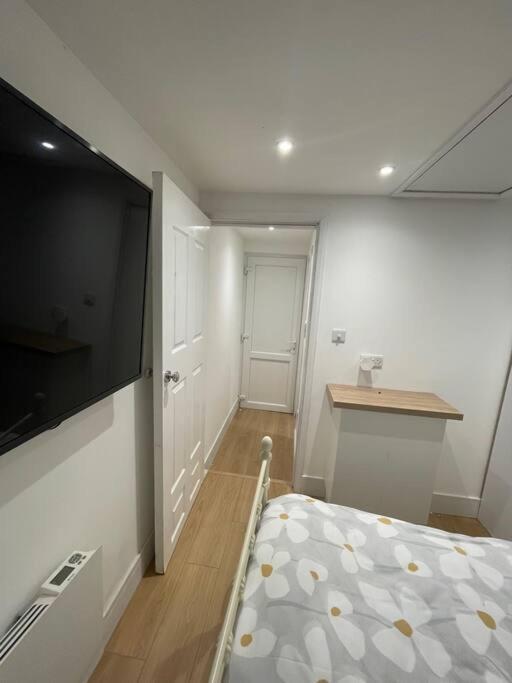 1 Bedroom Guest Suite Near City Centre. Gloucester Esterno foto